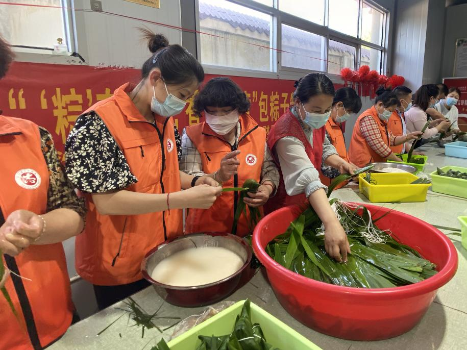 青口供電所黨支部聯(lián)合生產(chǎn)生活服務(wù)中心分會(huì)、黃沙坨社區(qū)，共同舉辦“悠悠艾草香 濃濃端午情”系列活動(dòng)。.png